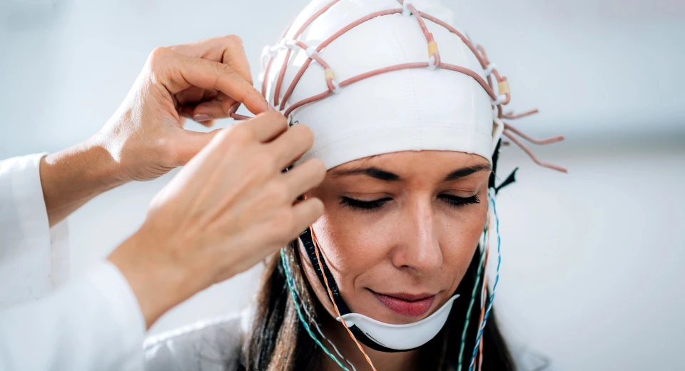Mujer haciendo biofeedback
