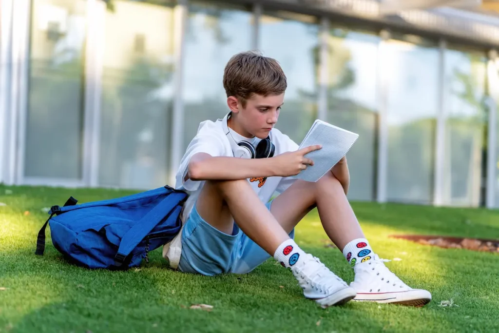 Niño leyendo en el jardín