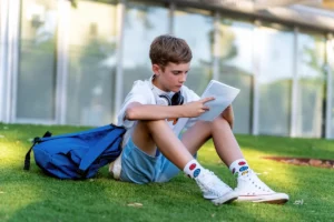 Niño leyendo en el jardín