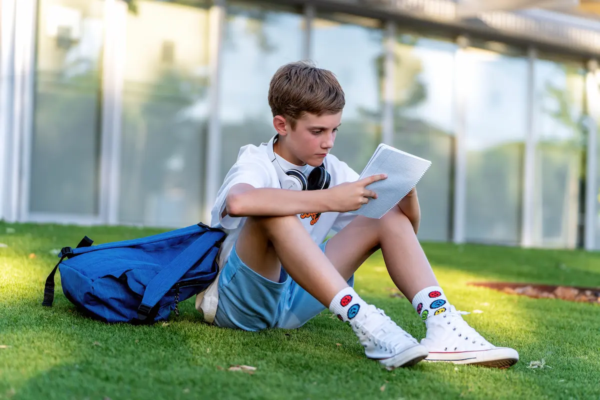 Niño leyendo en el jardín