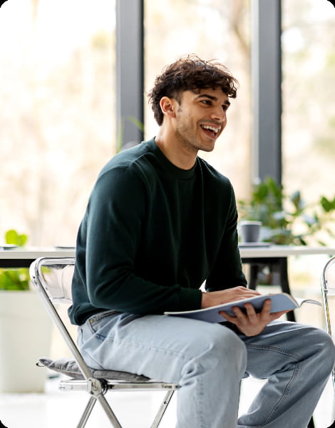 chico hablando con un profesional