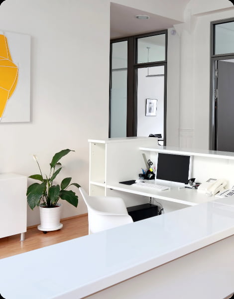 chico hablando con un profesional